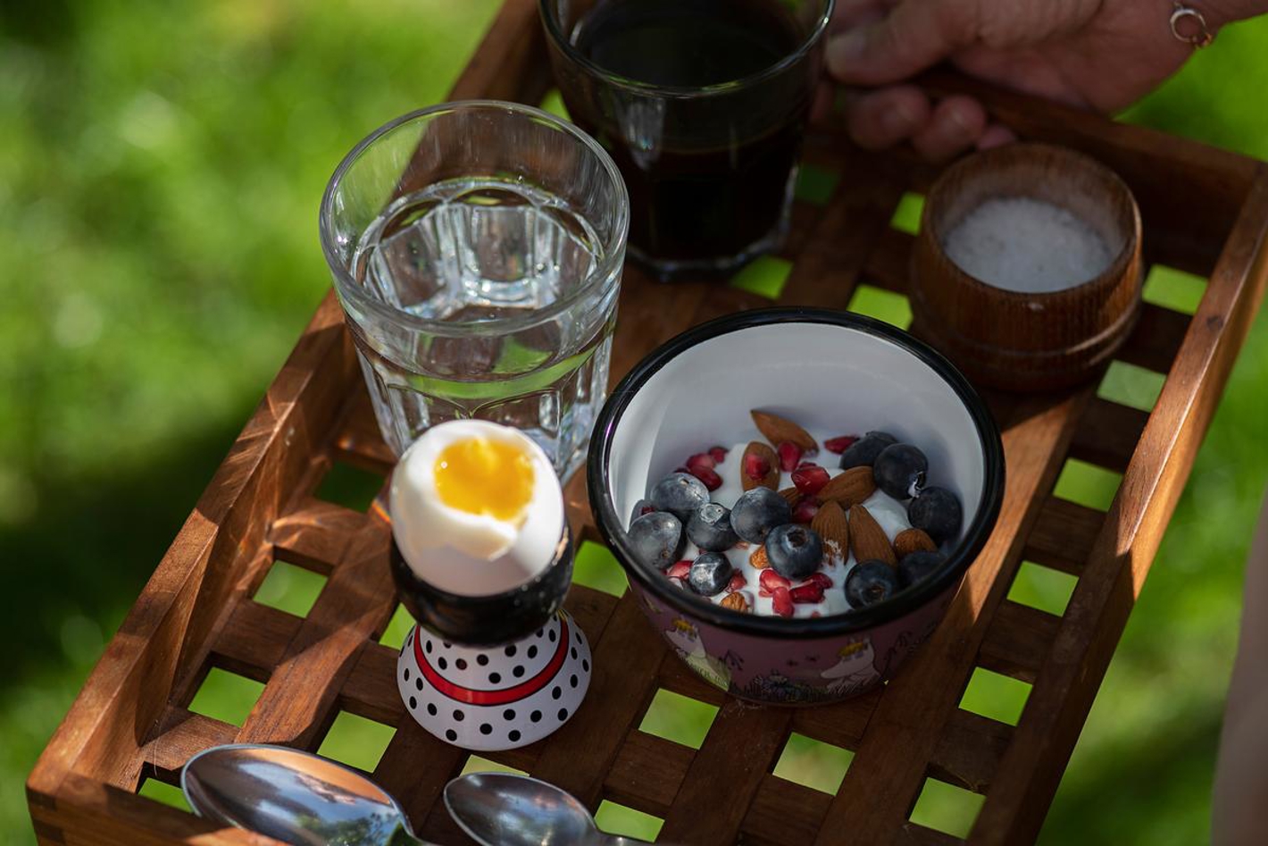 Billede af en bakke med morgenmad på.