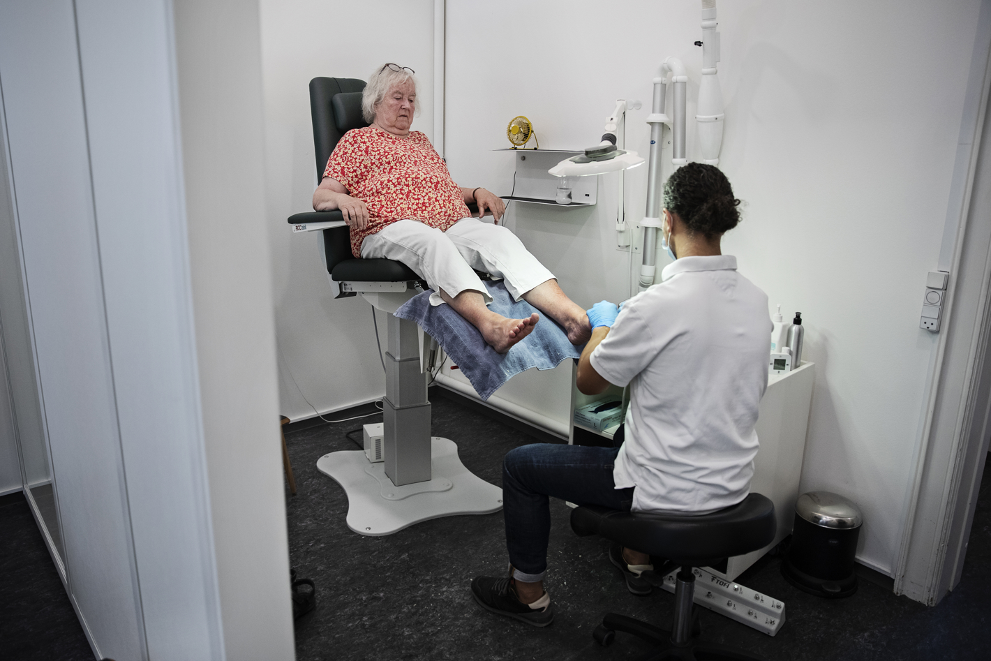 Billede af en person med diabetes, der går til fodterapeutbehandling