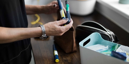 Billede af en kvinde, der holder en insulinpen i hånden.