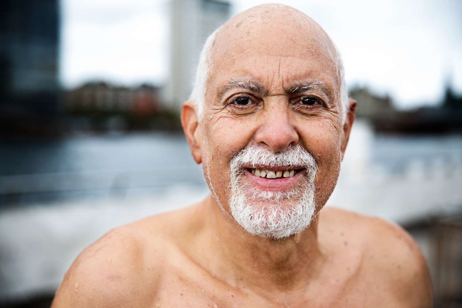 Billede af en mands ansigt, der smiler efter vinterbadning.