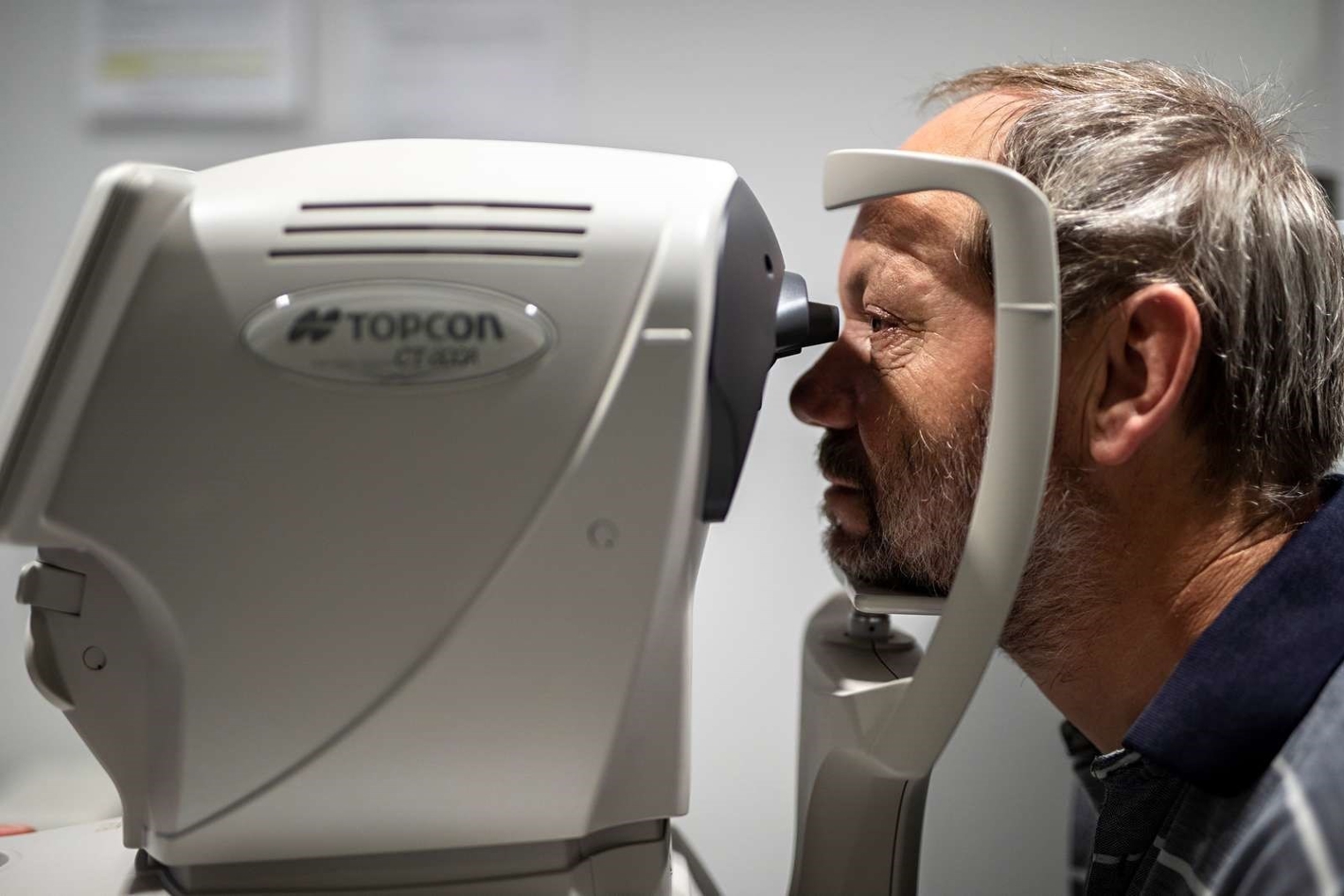 Billede af en mand, der får undersøgt sine øjne på en øjenklinik.