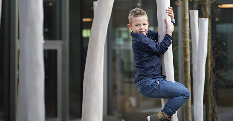 Billede af et barn med type 1-diabetes, der leger udenfor.