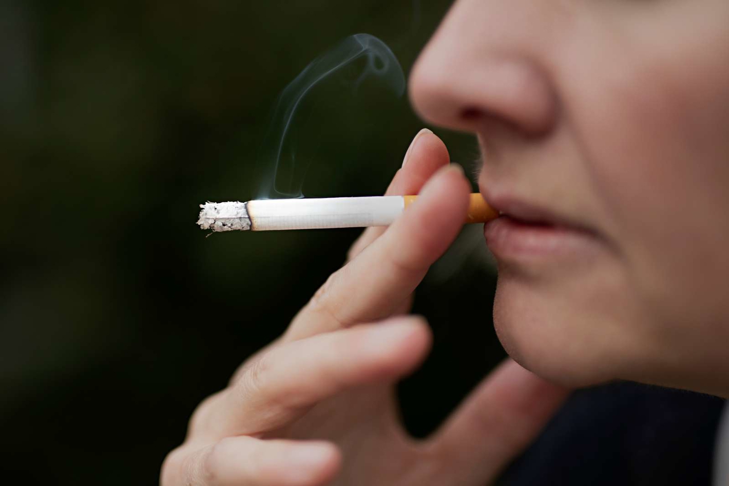 Billede af en person, der ryger en cigaret.