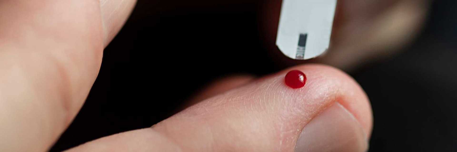 Billede af en bloddråbe på en finger