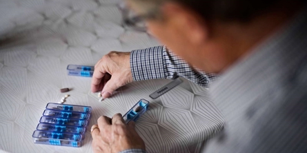 Person med diabetes, der håndterer medicin