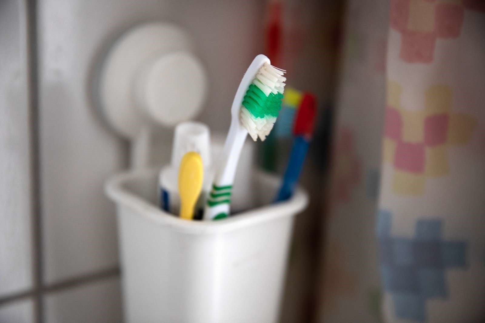 Billede af et tandkrus med tandbørste og tandpasta