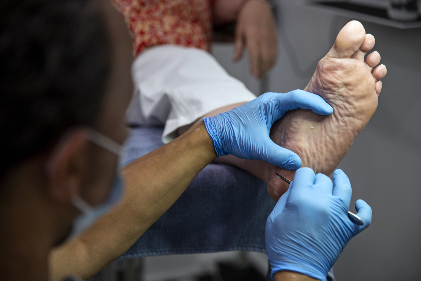 Billede af en person med diabetes der er til fodterapeut.