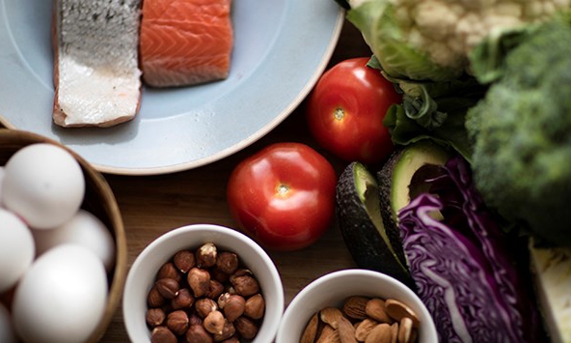 Alt tekst: Mad på bord bestående af fisk, æg, nødder og grøntsager